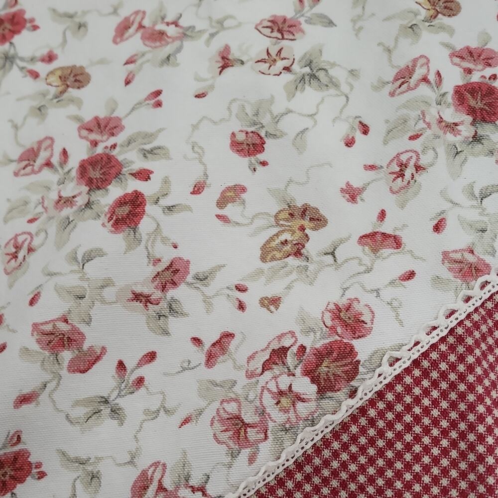 Waverly Garden Room 100% Cotton Triangle Valence Curatin Pair Red/Green Lace